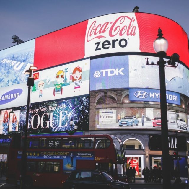 What is a blog? How do bloggers make money?