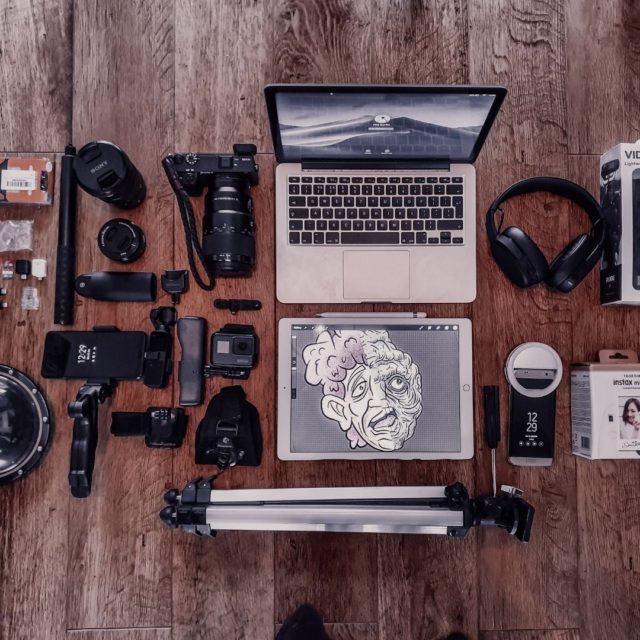 What is a blog? How do bloggers make money?