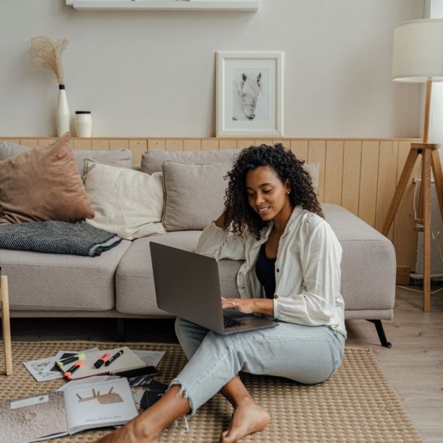 What is a blog? How do bloggers make money?